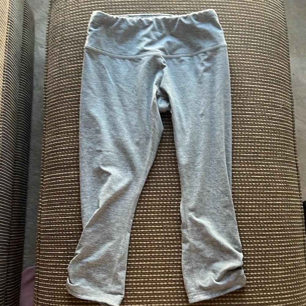 EUC Brooks equilibrium capris size small grey